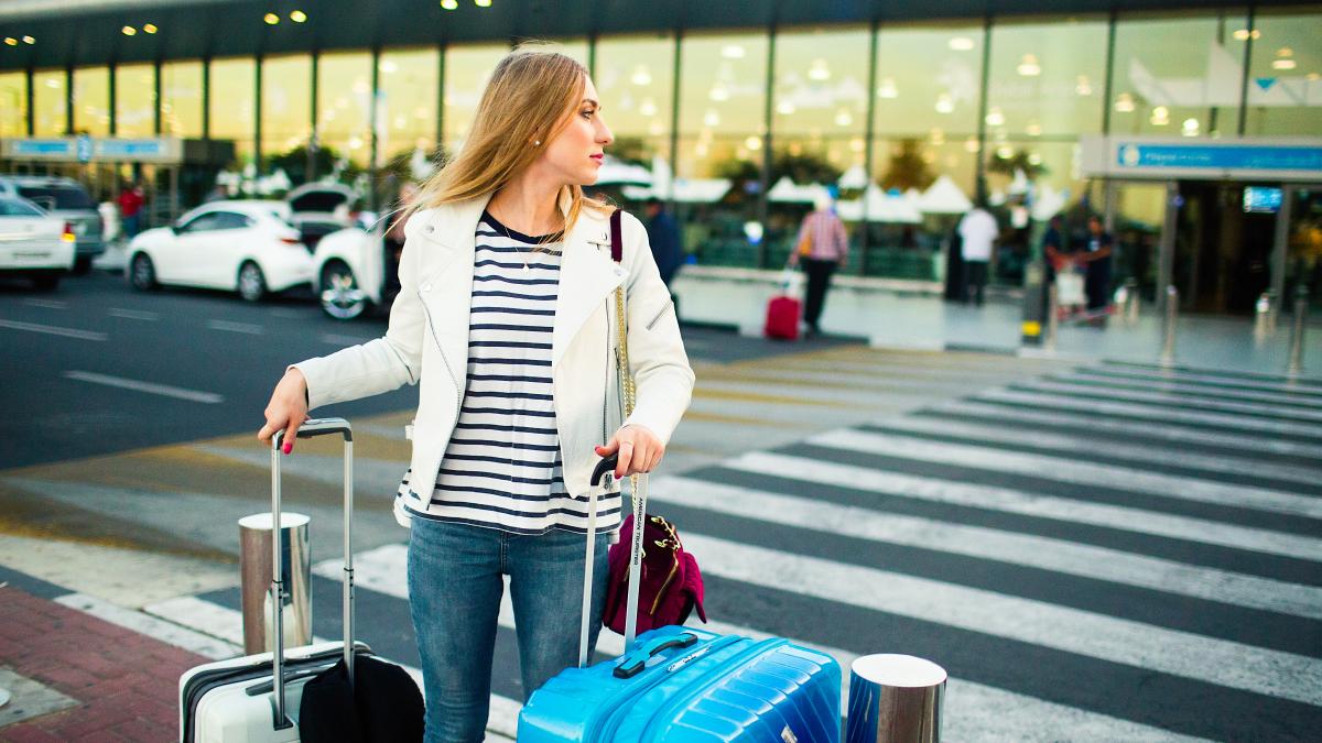 turista-pe-aeroport_92546300