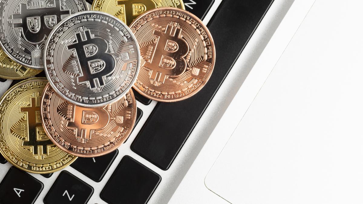 bitcoin-top-laptop-close-up_01848100