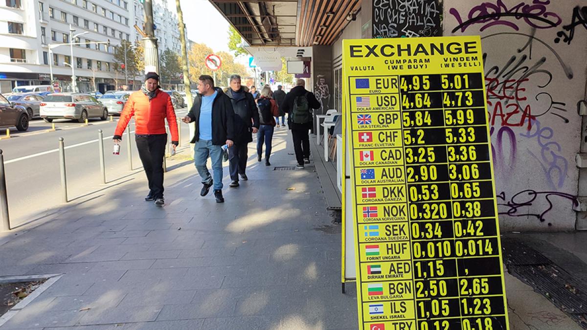 Zi tensionată pe piața valutară. Euro scade, dolarul urcă, iar aurul atinge un nou prag