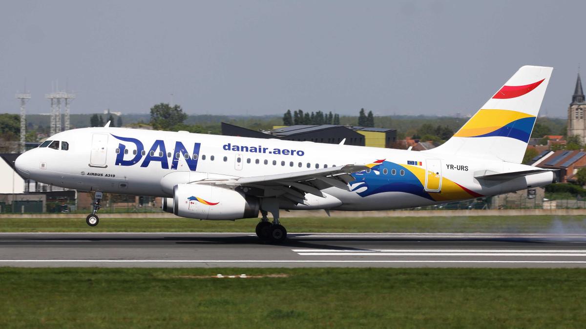 YR-URS_Airbus_A319-100_Dan_Air