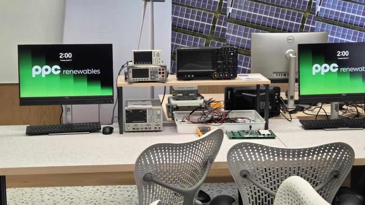 reportaj-dcnewstv-laborator-pentru-aplicatii-iot-industrial-iot-din-cadrul-facultatii-de-automatica-si-calculatoare-modernizat-de-ppc-renewables-romania-5388943 (1)