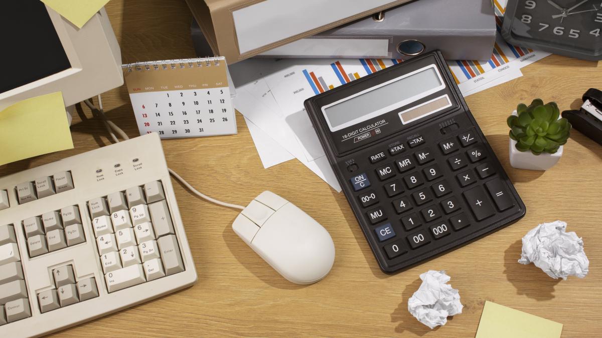 messy-office-desk-still-life