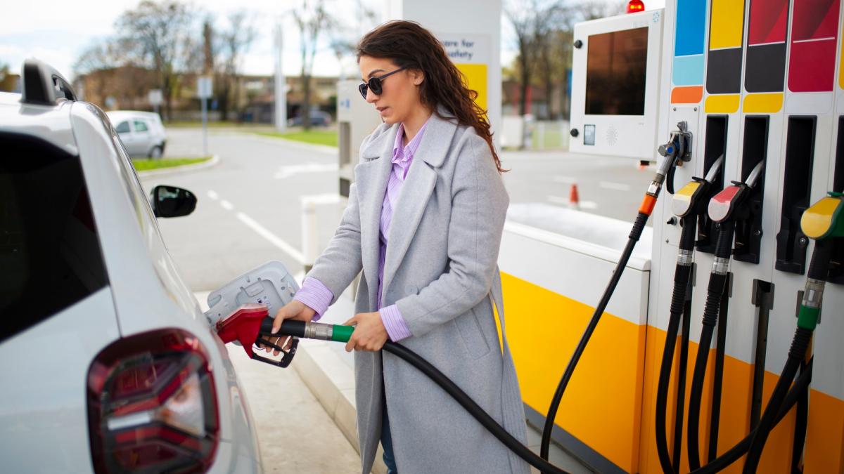 Femeie la benzinarie