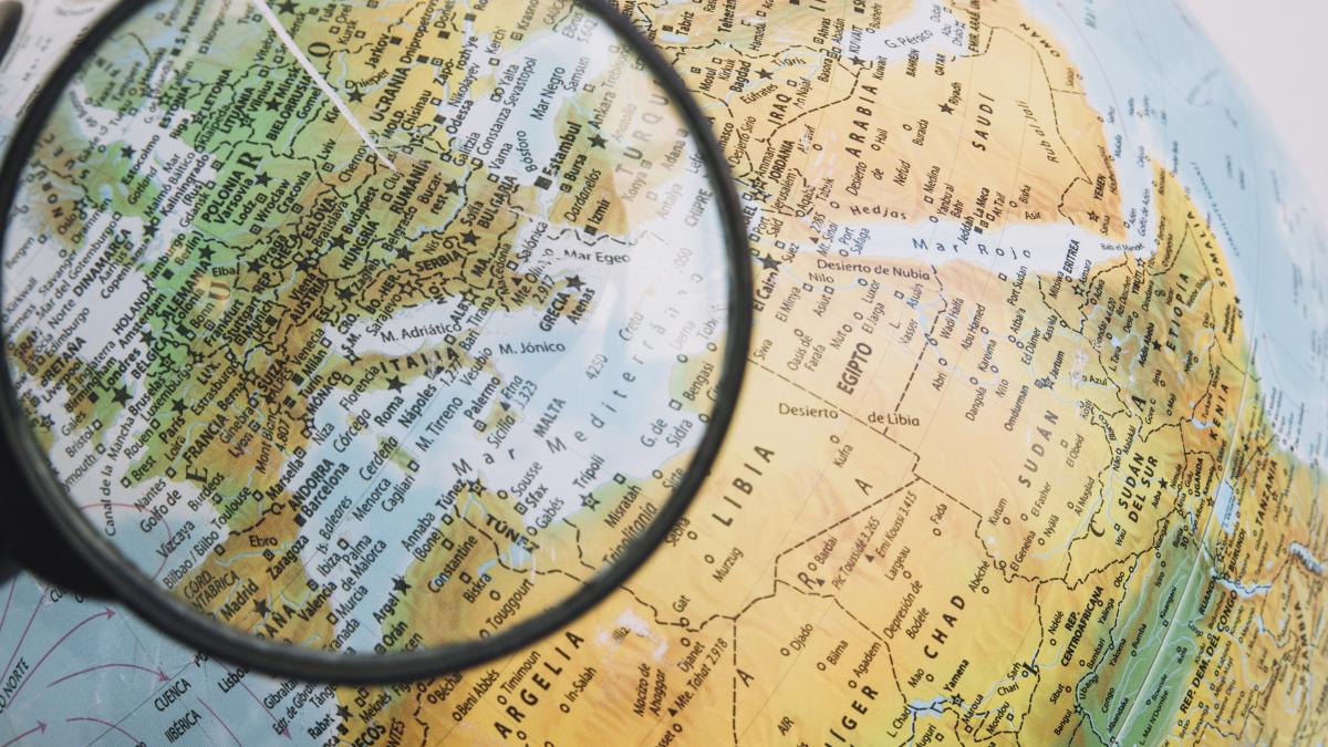 magnifying-glass-europe-globe