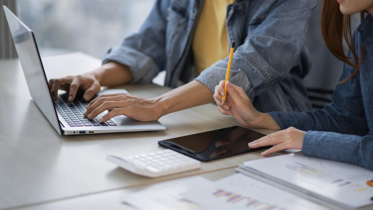 employees-working-together-side-view_96558100