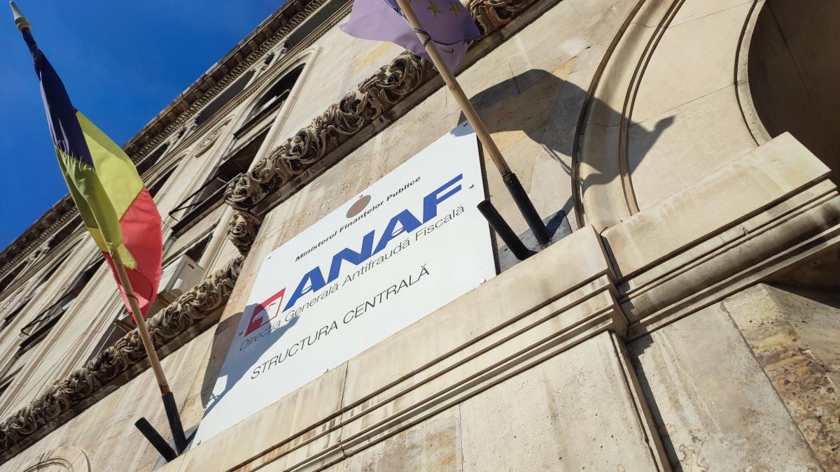 Sediu ANAF cu steaguri