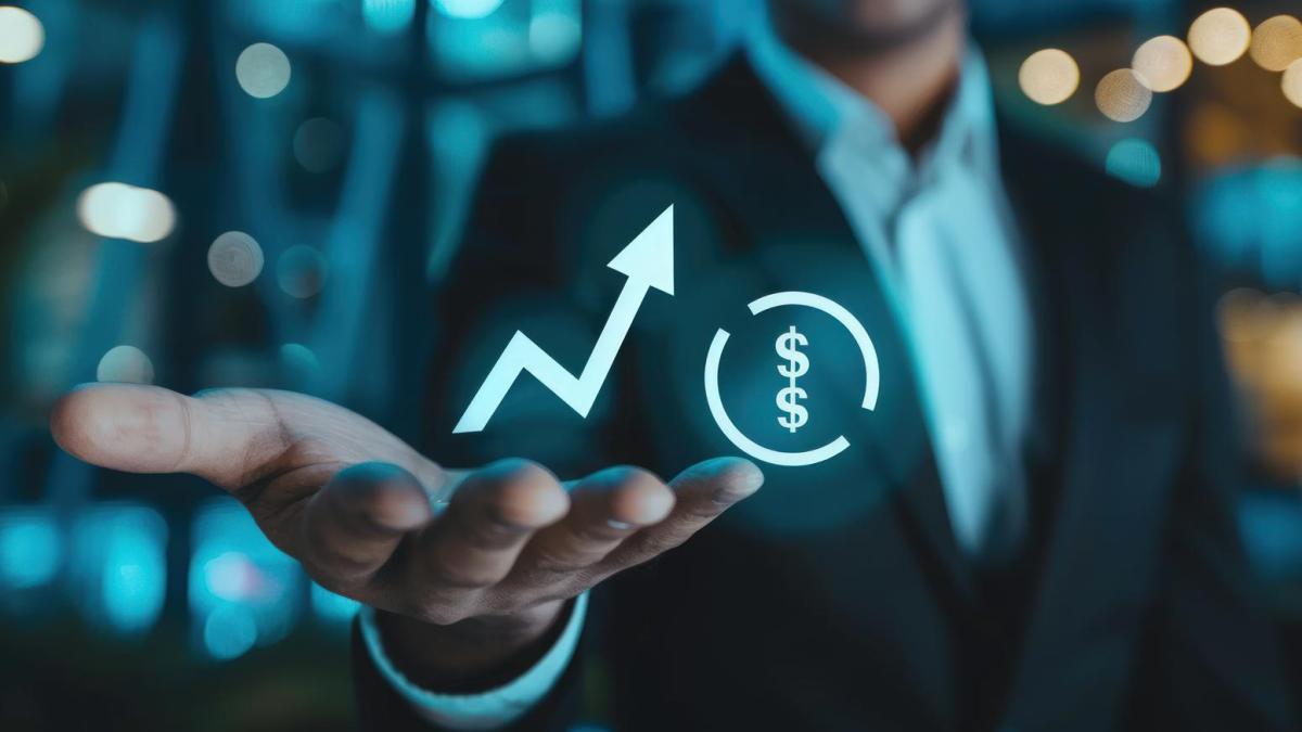 Un am de afaceri tine in mana o sageata crescatoare