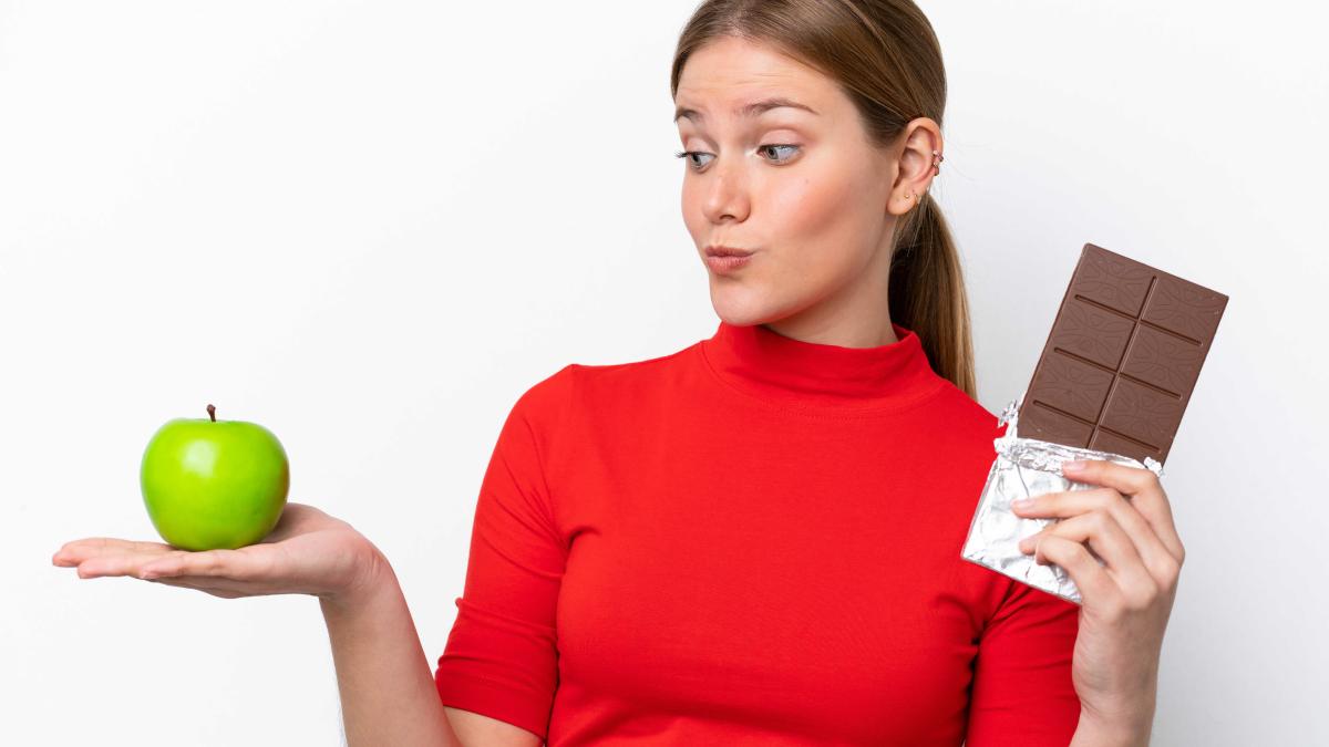 o femeie tine in maini un mar si o cocolata