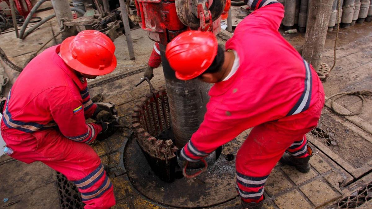 petroliști lucrează la o sondă de foraj petrolier