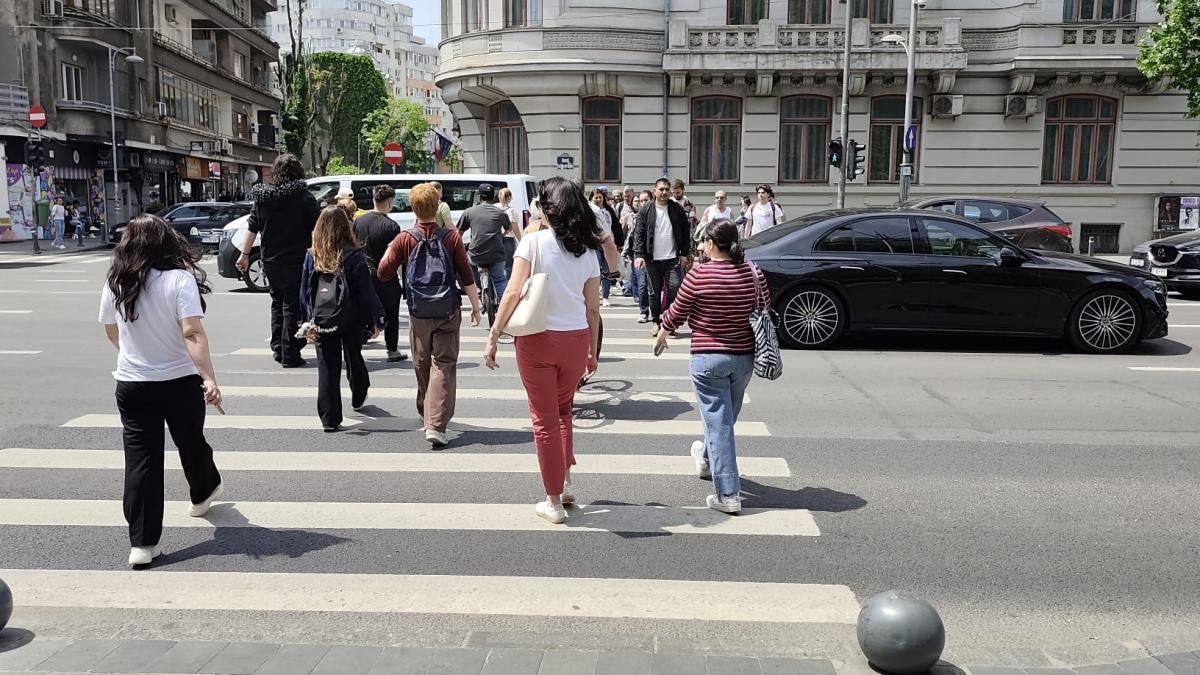 oameni pe strada