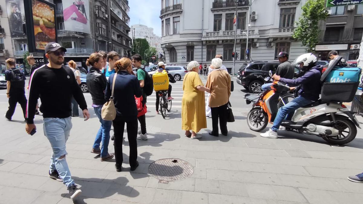 Oameni pe strada