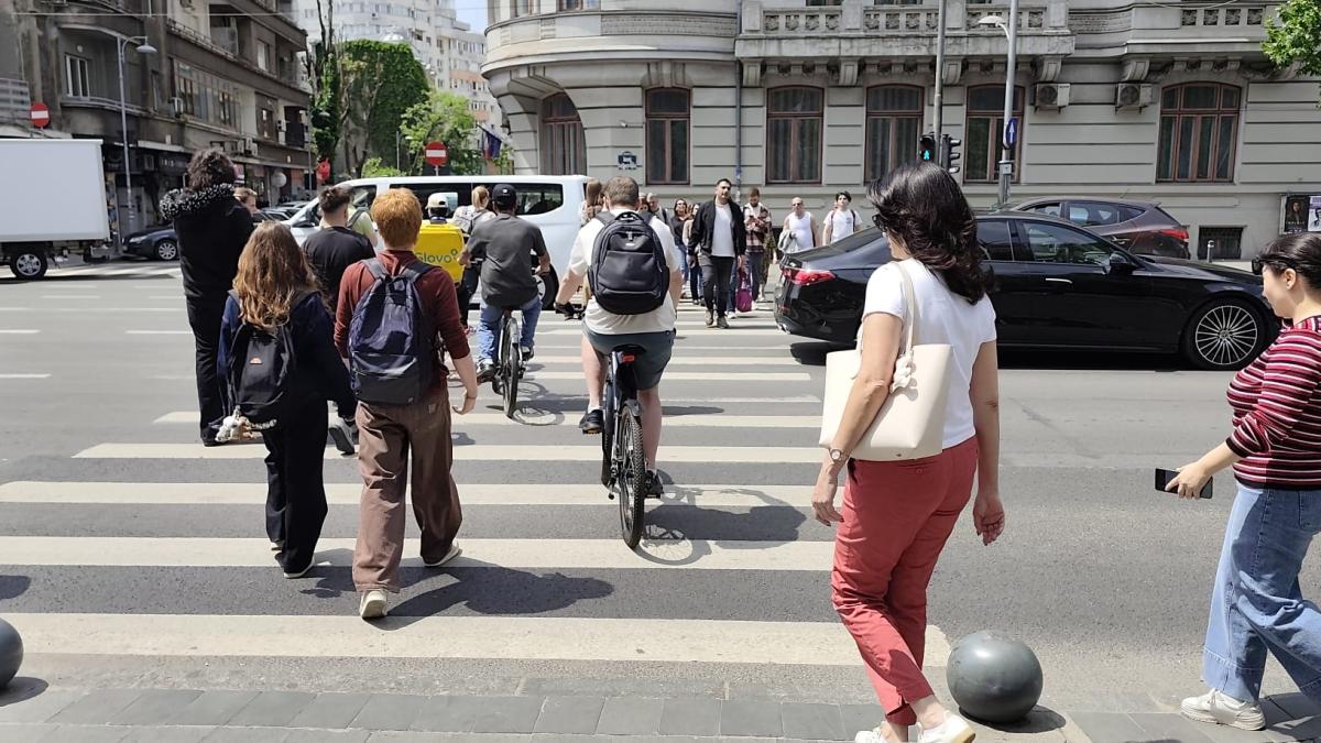 Oameni pe strada