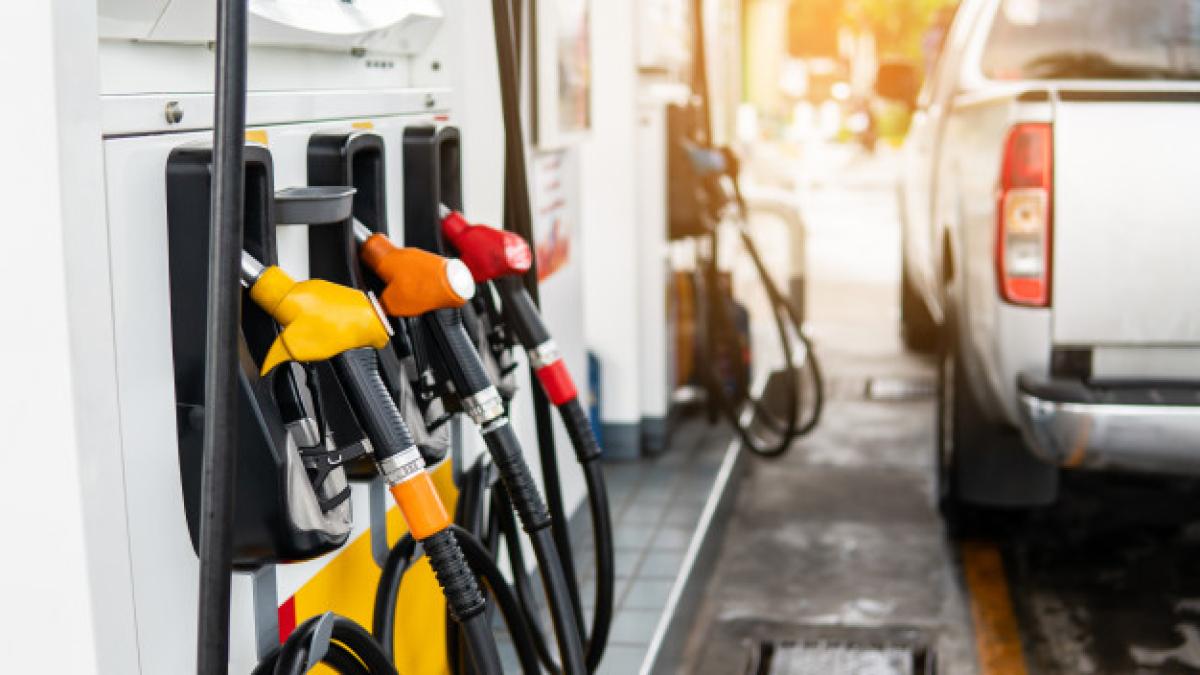 masina langa pompe de benzina intr-o benzinarie