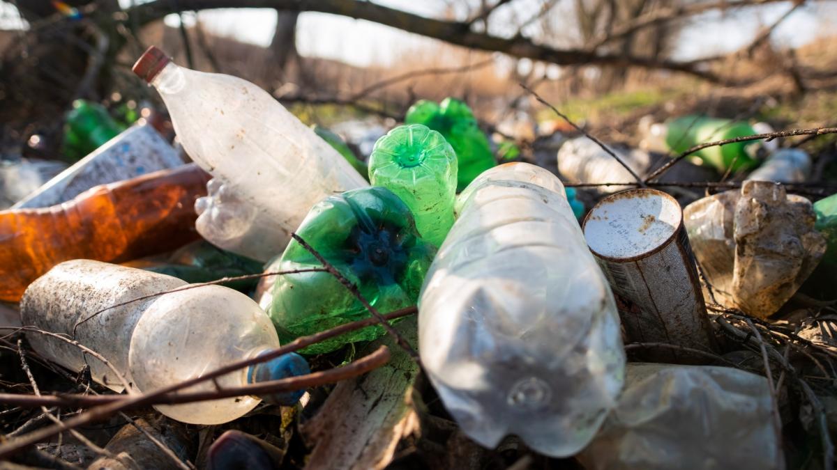 ground-littered-with-plastic-bottles-1_90827900
