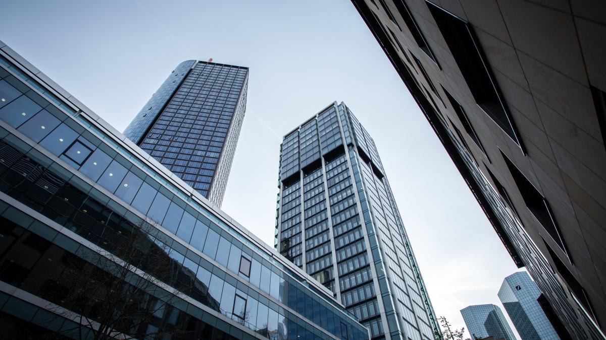 low-angle-shot-high-rise-buildings-clear-sky-frankfurt-germany