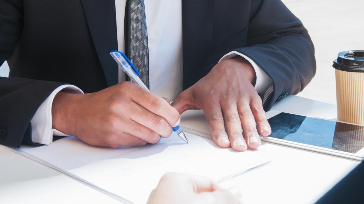 barbat care semneaza un document