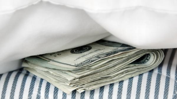 Economii. Românii ascund sub saltea 100 de miliarde de lei