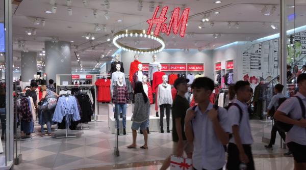 H&M, vânzări peste așteptări. Acțiunile pe bursa din Stockholm, în creștere