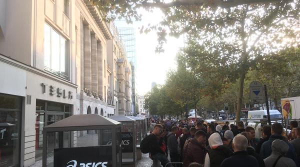 Isterie iar la Apple. Fanii stau la cozi imense pentru noile telefoane iPhone