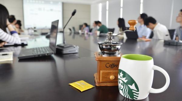 Starbucks va trece printr-o ”restructurare substanțială”