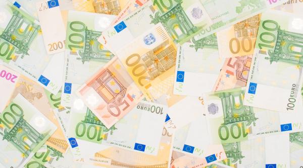 Leul s-a apreciat în raport cu euro, dar a pierdut teren în faţa dolarului