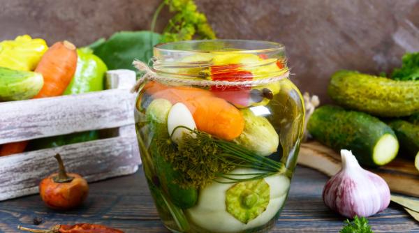 Cât de rentabil mai este să ne punem singuri murăturile