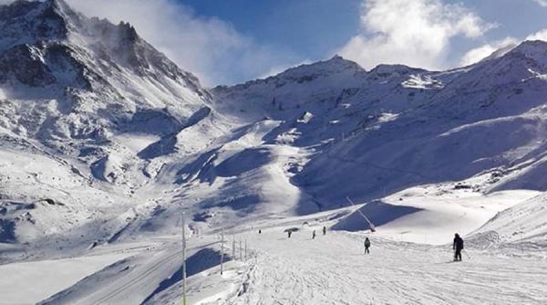 Stațiunile de schi au început să-și păstreze zăpada ”la frigider”