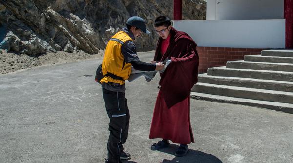 Bărbatul care livrează pachetele de la Amazon călugărilor budiști din Himalaya 