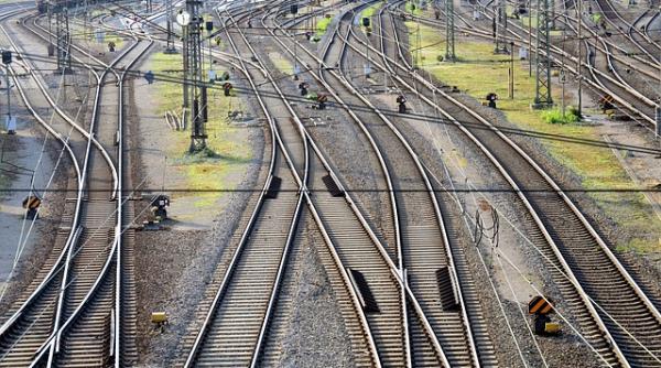 BEI a calculat cât ne costă reînnoirea căilor ferate. Suma e uriașă!