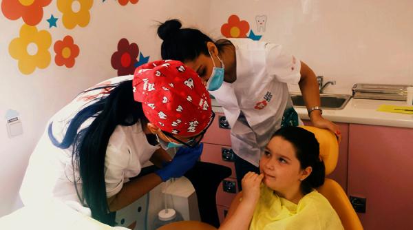 Aproape 600 de copii din comunități rurale defavorizate și copii cu afecțiuni oncologice vor beneficia, gratuit, de consultații și tratament stomatologic