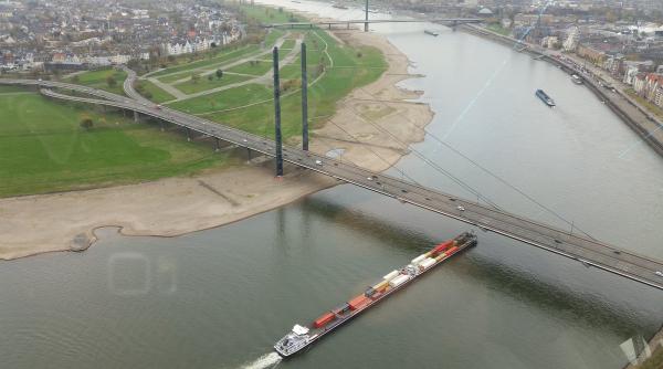 Cotele apelor Rinului ajunse la un nivel critic afectează traficul maritim