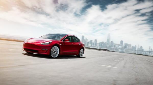 Tesla preia comenzi pentru noul sedan mai ieftin