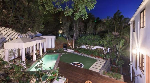 Paris Hilton își vinde vila din Hollywood cu tot cu mobilă. Cât costă locuința