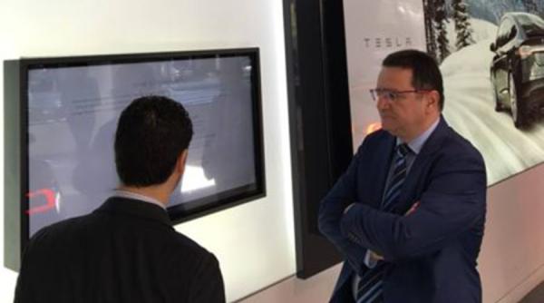 Tesla, invitată să facă o vizită de documentare în România