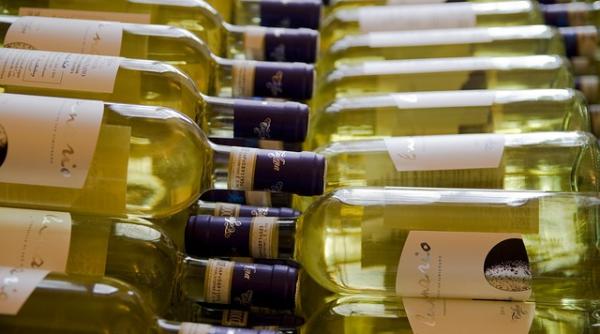 Românii preferă vinul alb. Cât sunt dispuși să dea pe un litru 