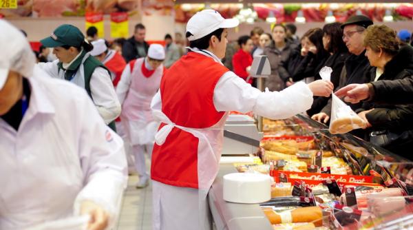 Cifra de afaceri în comerțul cu amănuntul, în creștere ușoară la alimente și tutun