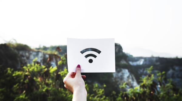Municipalitățile pot aplica pentru instalarea de Wi-Fi gratuit în spaţiile publice
