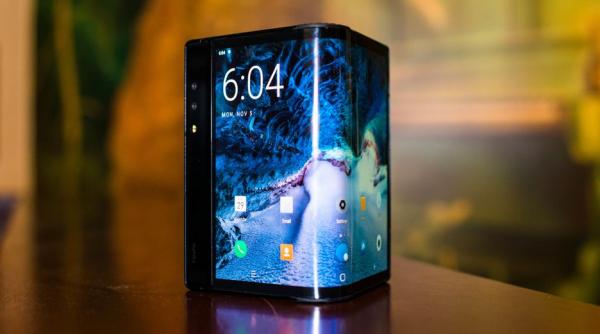 Samsung, după ce a pierdut startul în fața unui start-up, ne arată un pic noul telefon pliabil