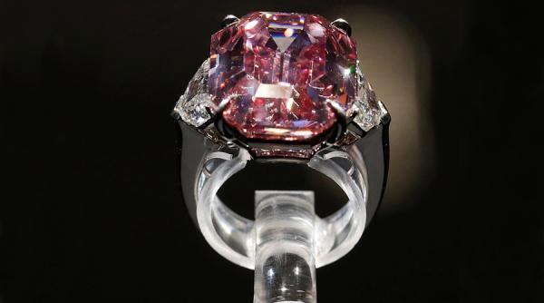 Diamantul roz Pink Legacy este scos la licitație