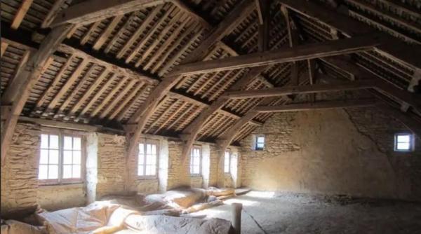 Mănăstire cu 50 de camere, scosă la vânzare. Cât costă FOTO