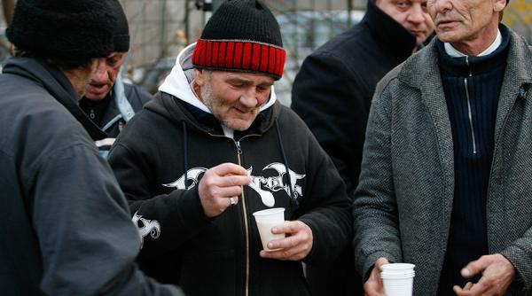O treime dintre români trăiesc de pe o zi pe alta