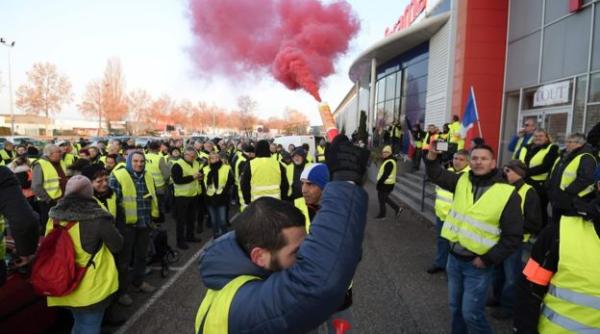 Guvernul francez nu cedează în fața presiunii protestelor. Carburanții se vor scumpi