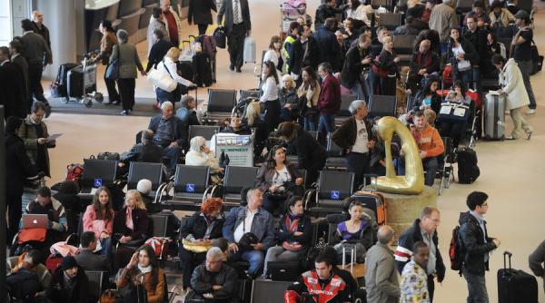 Întârzieri ale curselor aeriene de pe aeroporturile bucureștene din cauza zăpezii