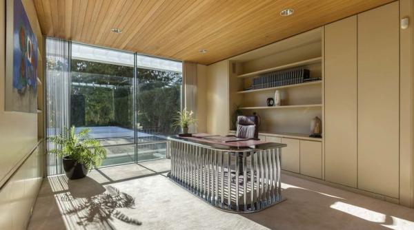 O vilă ca o cascadă de sticlă și crom, scoasă la vânzare. GALERIE FOTO