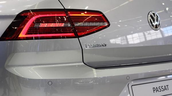 Volkswagen mută producţia modelului Passat la fabrica Skoda din Cehia 