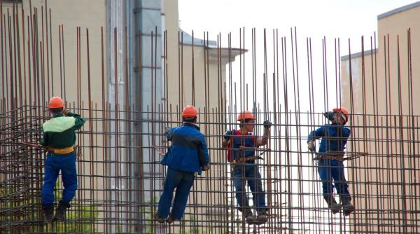 Managerii apreciază o relativă stabilitate în industrie, comerț și construcții