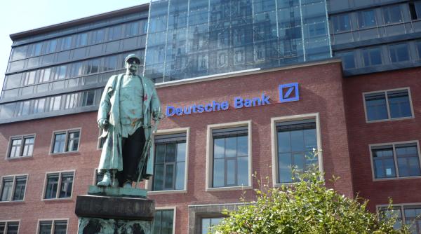 Acțiunile Deutsche Bank au ajuns la un minim record, în cea de a doua zi de percheziții