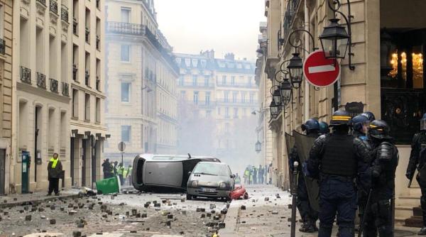 Franța ar putea institui starea de urgență din pricina violențelor de la Paris