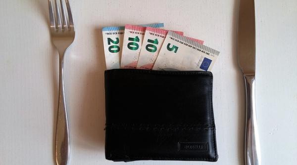 Bacşişul trebuie reglementat prin lege, spun cei de la HORA