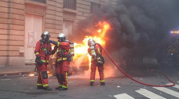 Parisul, sub asediu: Cel puțin 30 de răniți. Fum negru pe cerul Capitalei